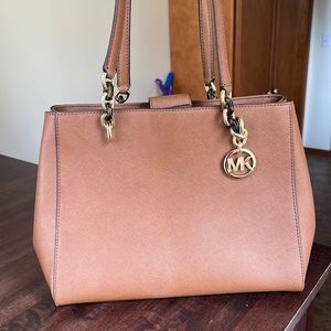 Very gently used light brown Micheal Kors Purse. Has middle divider.
